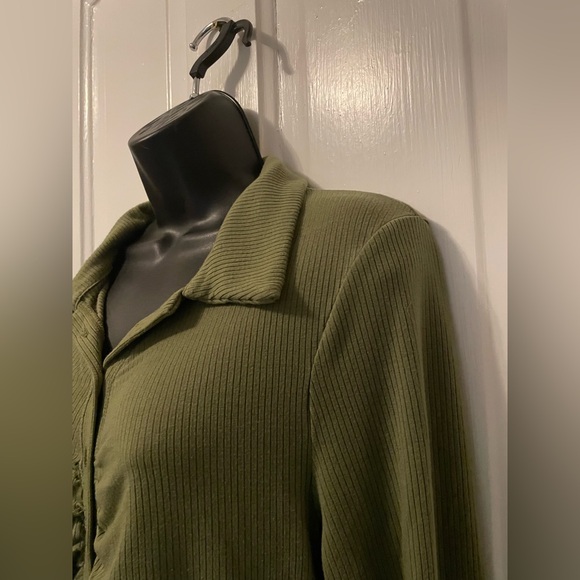 Ribbed Color Ruched Button Up - Picture 3 of 7